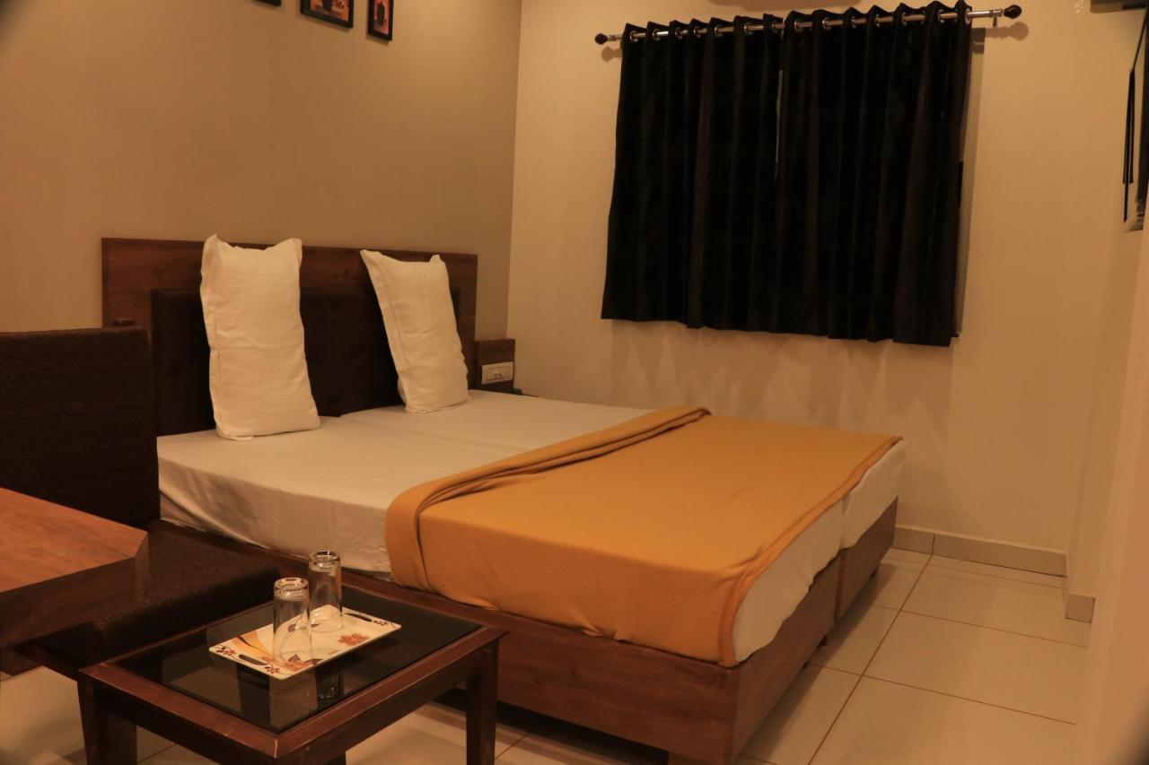 Hotel Viraj Residency Bhuj Exteriör bild
