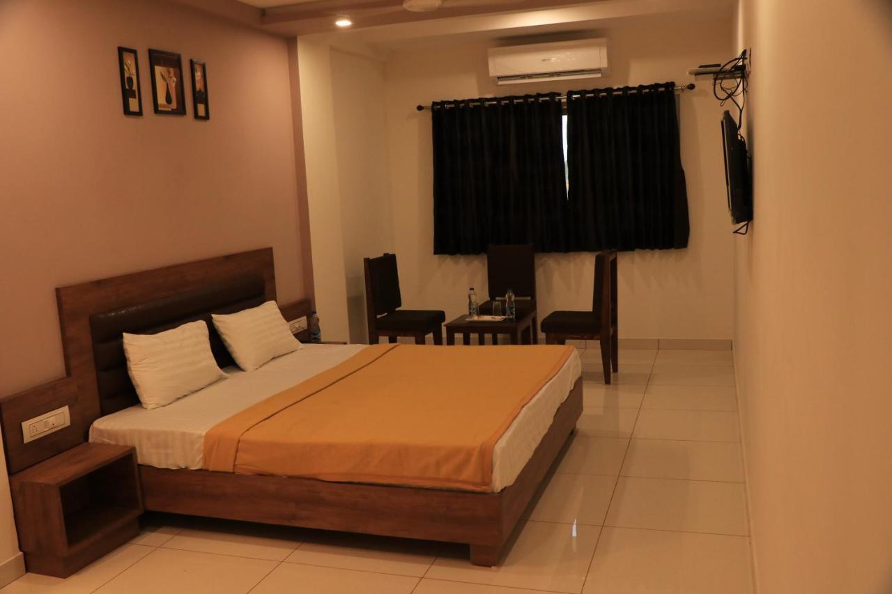 Hotel Viraj Residency Bhuj Exteriör bild