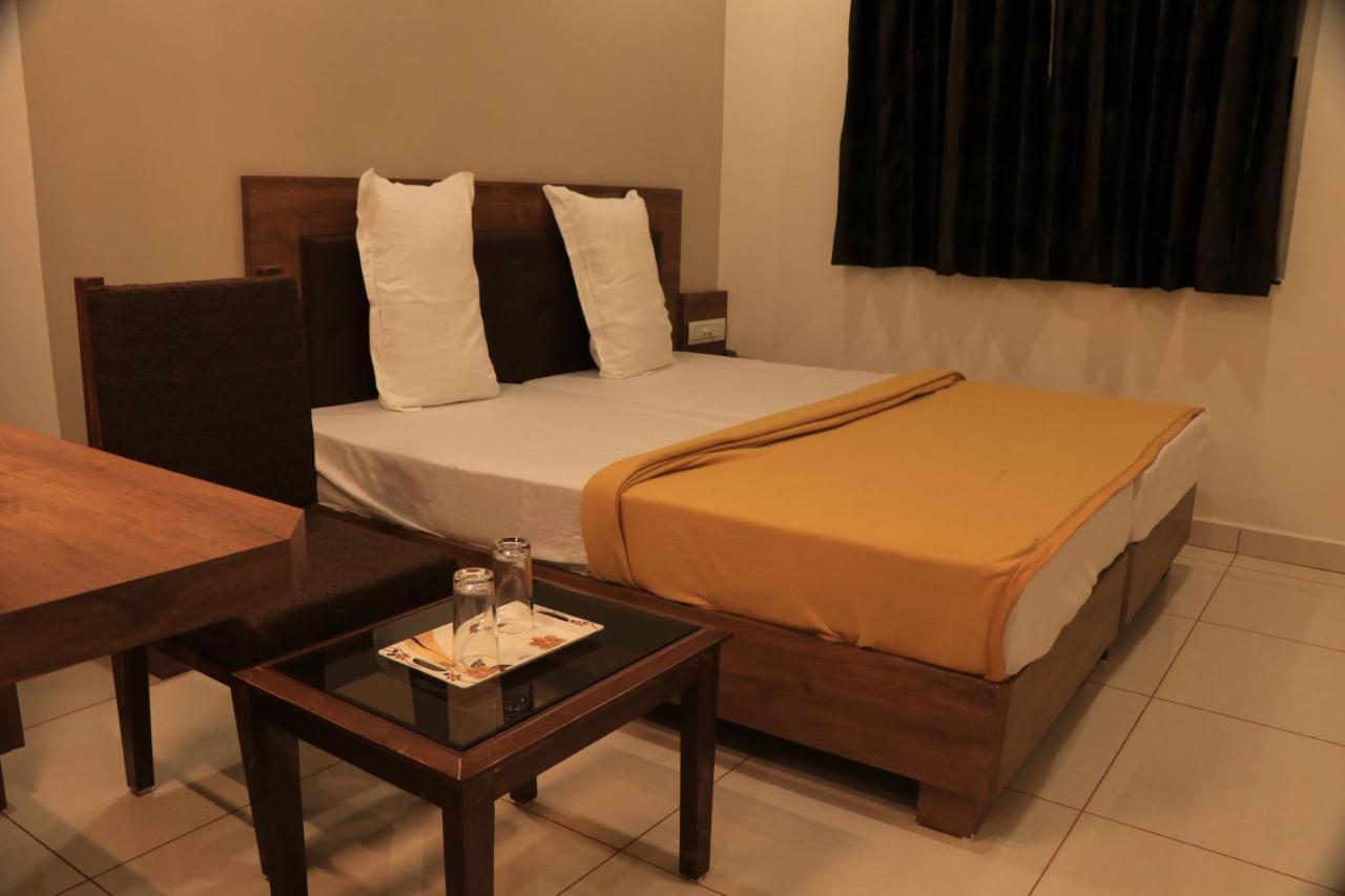 Hotel Viraj Residency Bhuj Exteriör bild