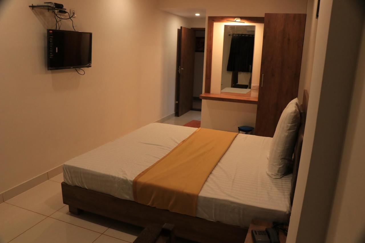 Hotel Viraj Residency Bhuj Exteriör bild