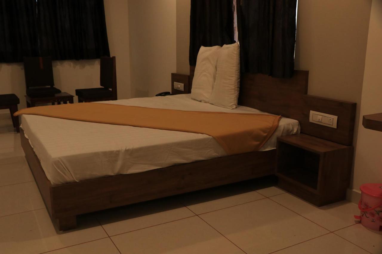Hotel Viraj Residency Bhuj Exteriör bild