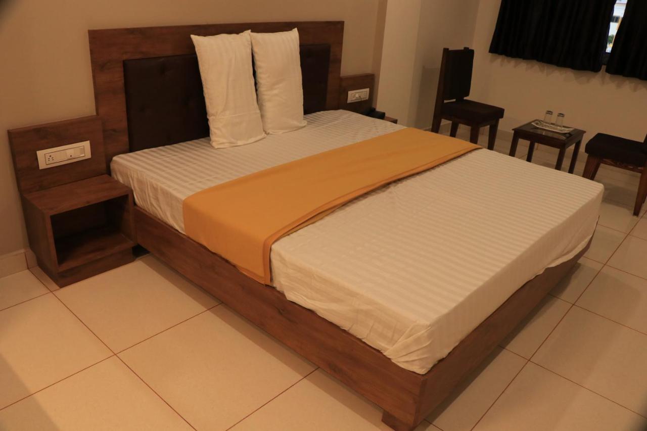Hotel Viraj Residency Bhuj Exteriör bild