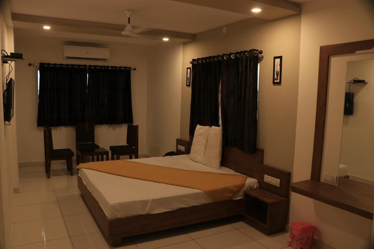 Hotel Viraj Residency Bhuj Exteriör bild